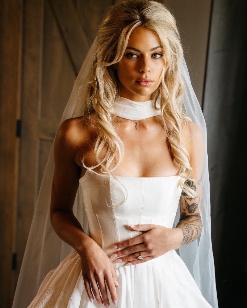 Bride with veil, long soft waves
